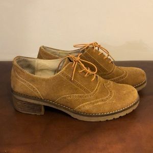 White Mountain Wingtip Oxfords